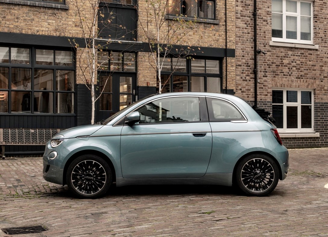 1654982-Fiat-500e-2022-02.jpeg