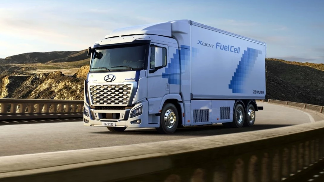 1682185-QZ_Xcient FCEV_Bridge Panning w BG (Large)-001.jpg