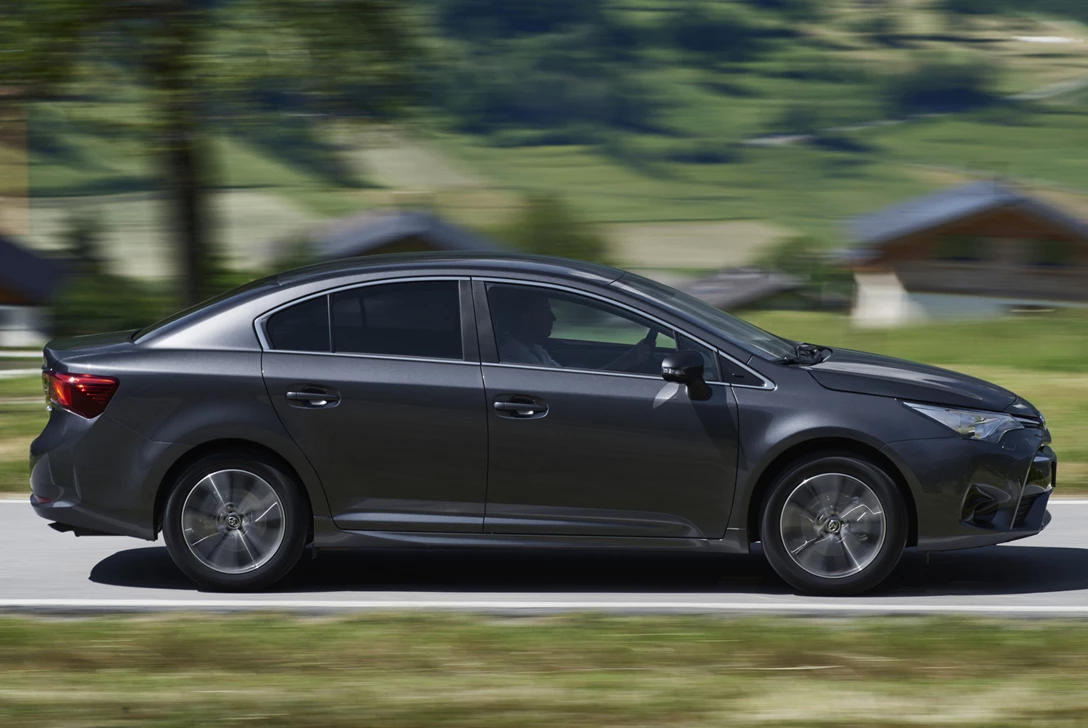 טויוטה אוונסיס 2015