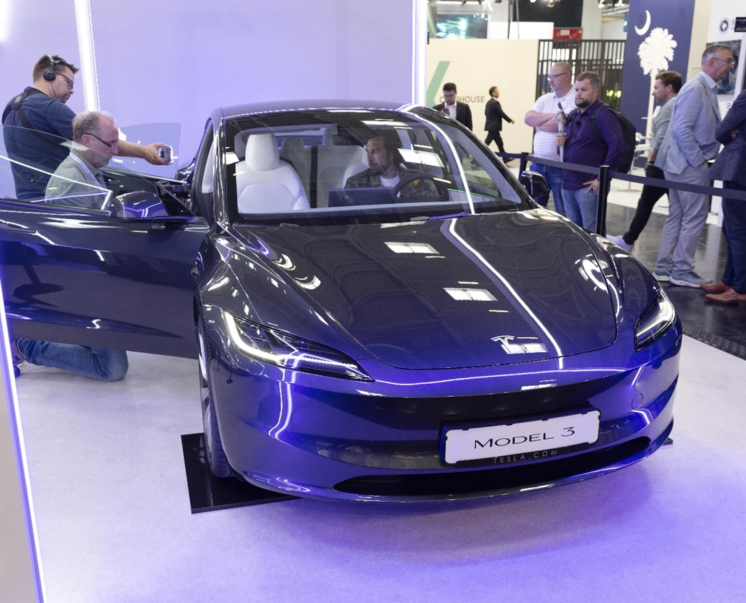 1688078-TESLA MODEL 3-min.jpg