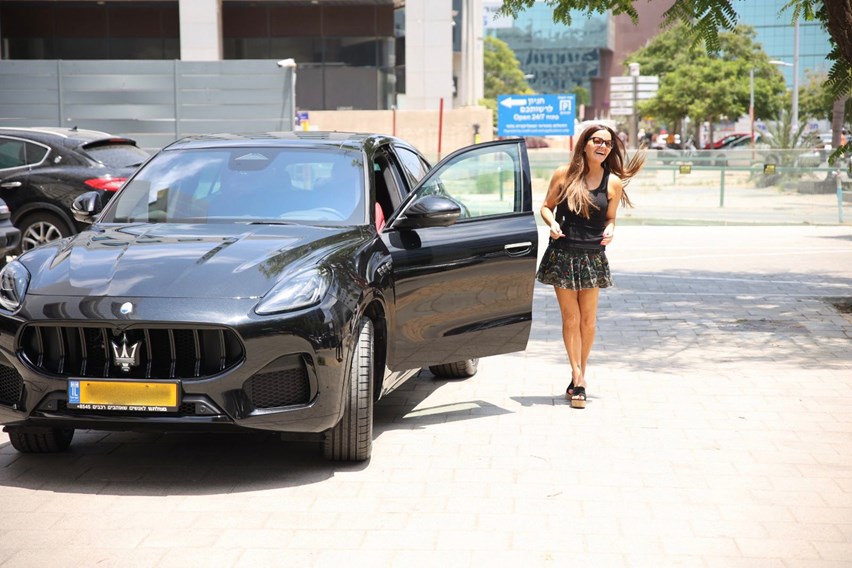 אופירה אסייג והמזראטי גרקאלה. צילום – אור גפן (2).jpeg