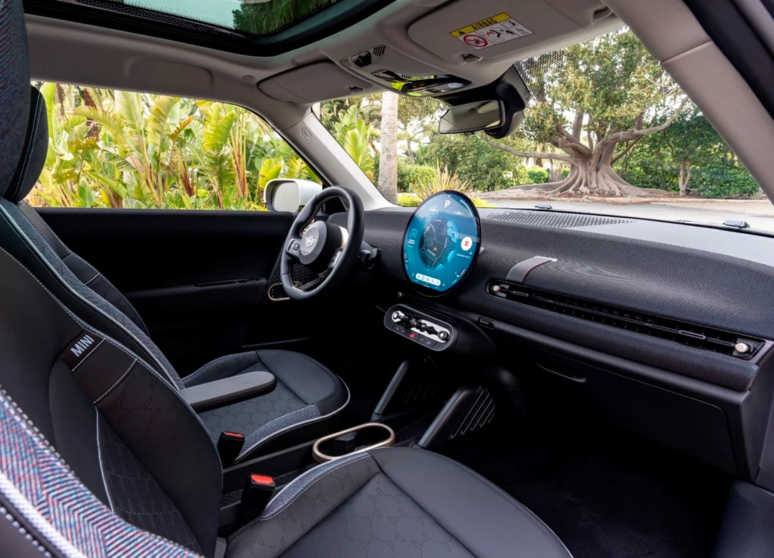 1696820-Mini-Cooper-Electric-2024-05.jpg