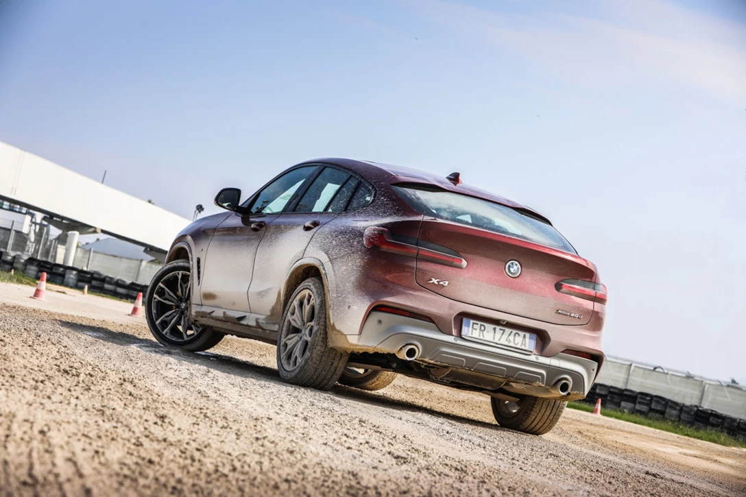 1609451-03 Nuova BMW X4_Statiche.jpg