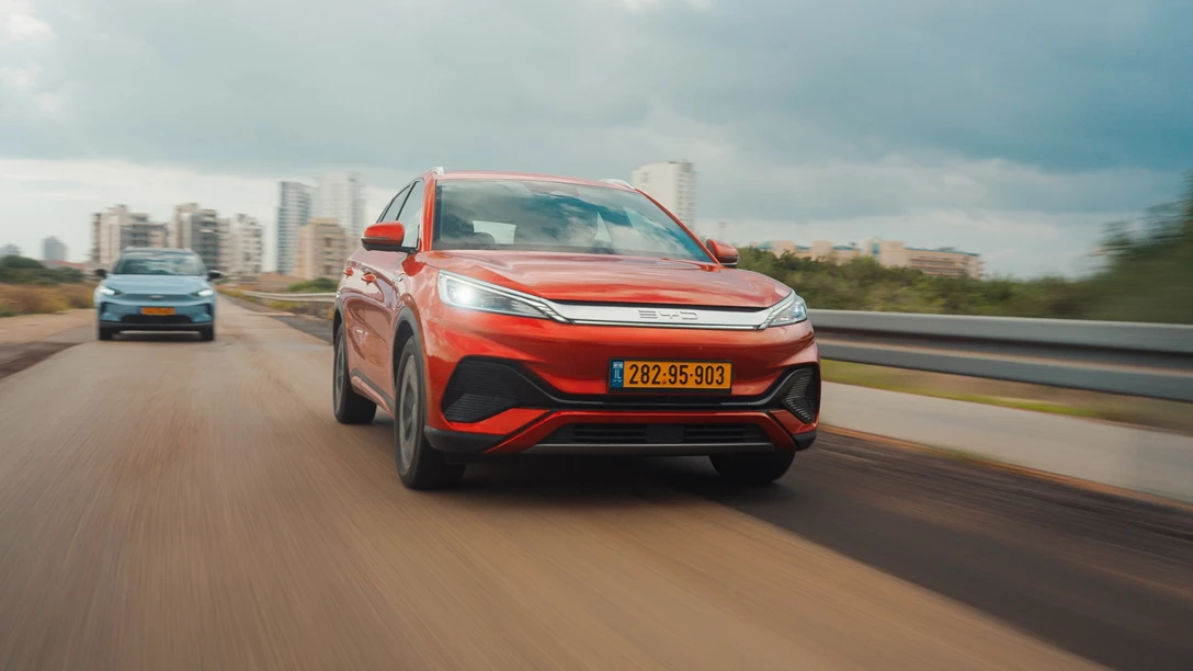 1673488-BYD ATTO 3 vs Geely Geometry C.00_43_47_04.Still045 copy.jpg