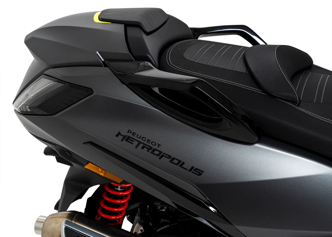 1667768-PEUGEOT_METROPOLIS_400_GT_Satin-Titanium_Detail_Seat_1.jpg