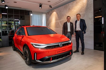 מימין, אוליבר בלומה, מנכ"ל הקבוצה ולצידו תומאס שייפר בכיר פולקסווגן