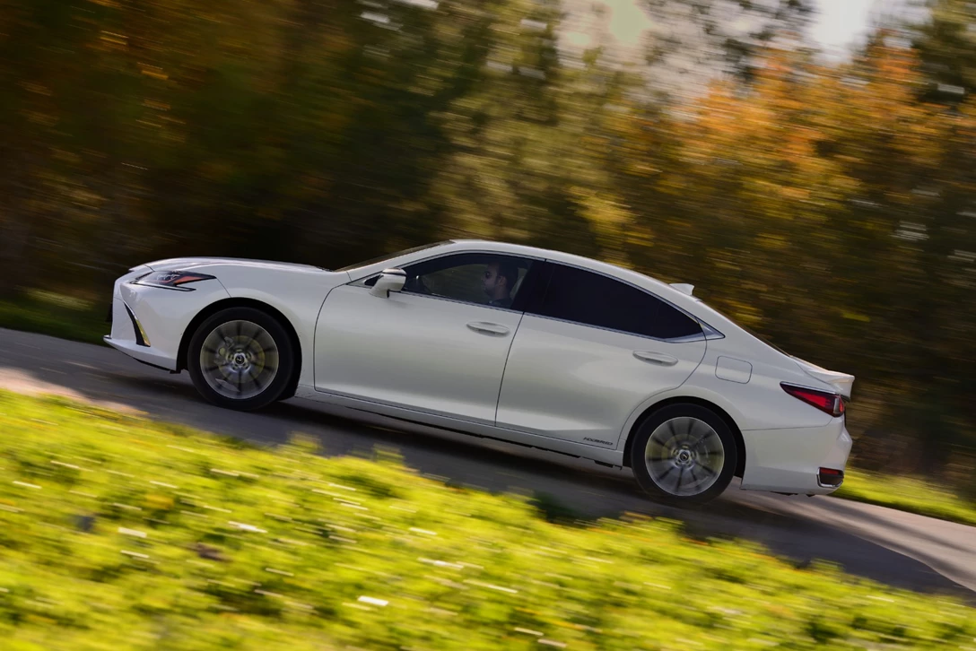 1612120-לקסוס ES - מבחן דרכים (12).jpg