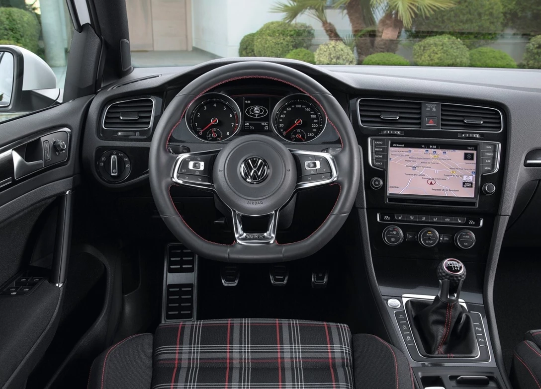 1642308-Volkswagen-Golf-2016-03.jpg