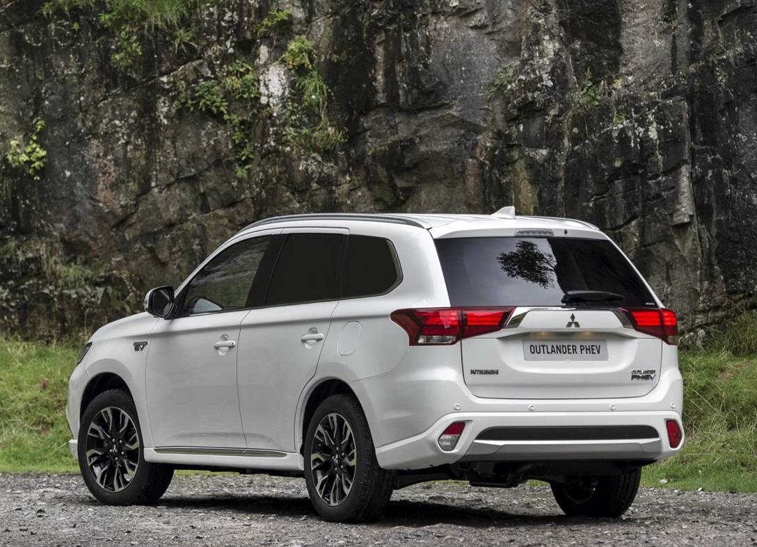 1653418-Mitsubishi-Outlander_PHEV-2017-04.jpg