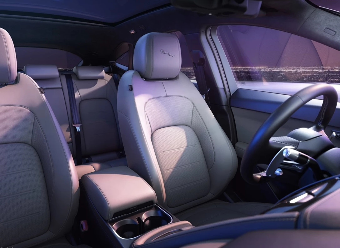 1641381-Jaguar-E-Pace-2021-06.jpg
