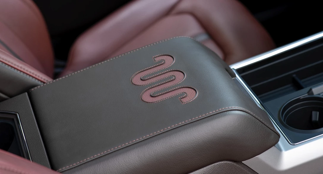 1636787-ברחבי_תא_הנוסעים_King_Ranch_סמלי (Large).jpg