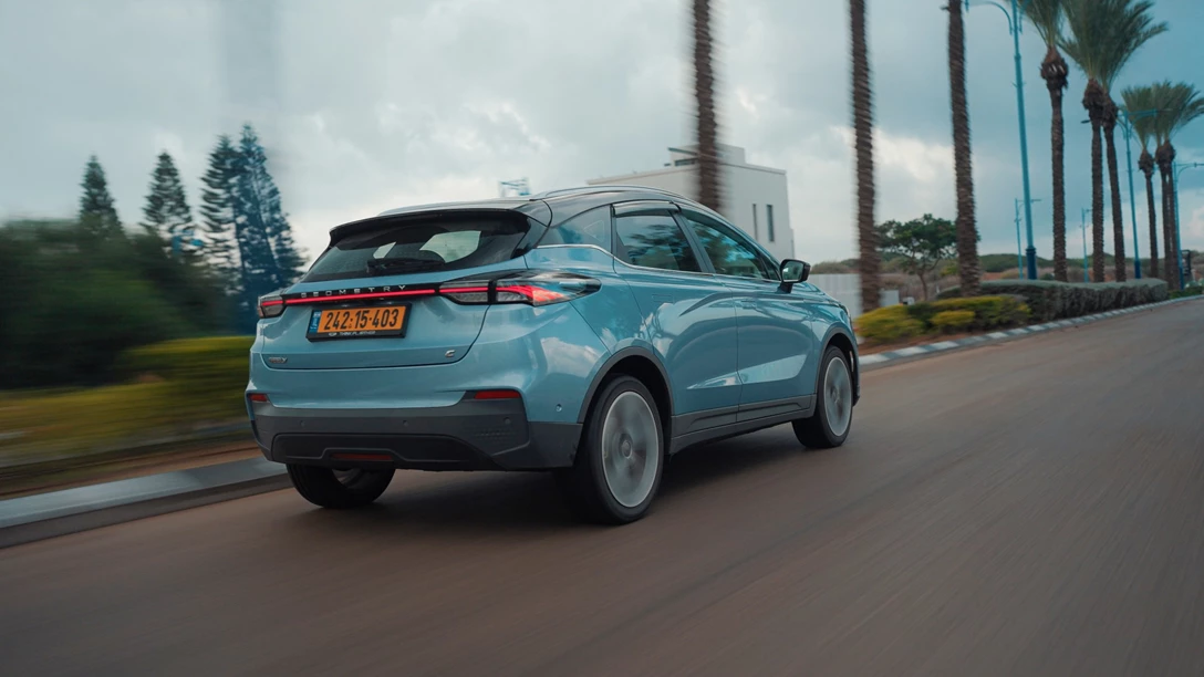 1673460-BYD ATTO 3 vs Geely Geometry C.00_07_21_17.Still007 copy.jpg