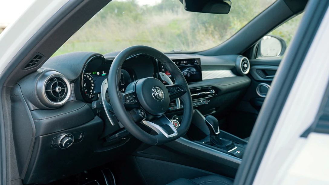 1676523-Alfa Romeo Tonale 2023.00_54_30_23.Still047 copy.jpg