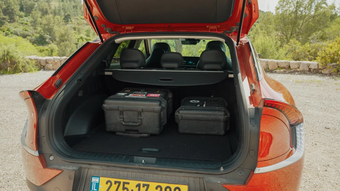 1681743-Hyundai IONIQ 5 vs Skoda Enyaq vs KIA EV6 vs TOYOTA BZ4X - 2023.01_33_13_11.Still168 copy.jpg