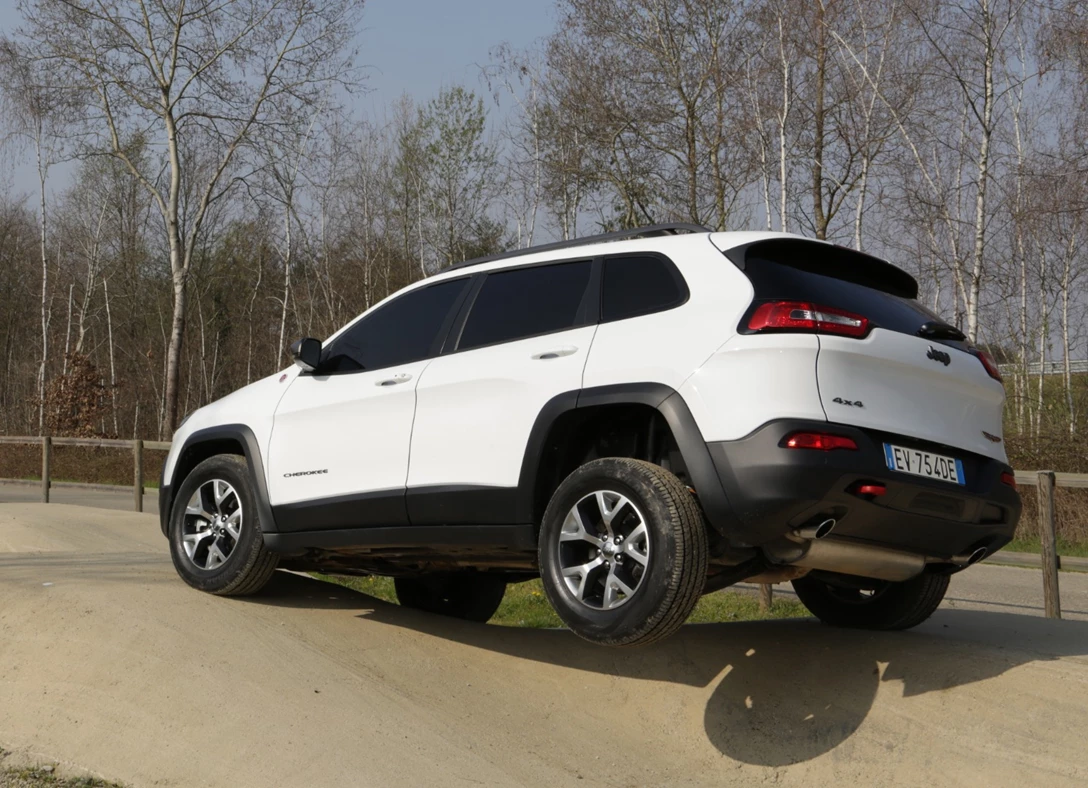 1686224-Jeep-Cherokee-2015-03.jpg