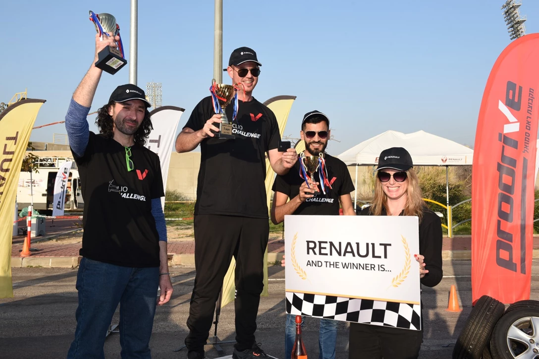 1590369-מימין שרית רדין עם שלושת הזוכים בתחרות צילום אלעד גוטמן.jpg