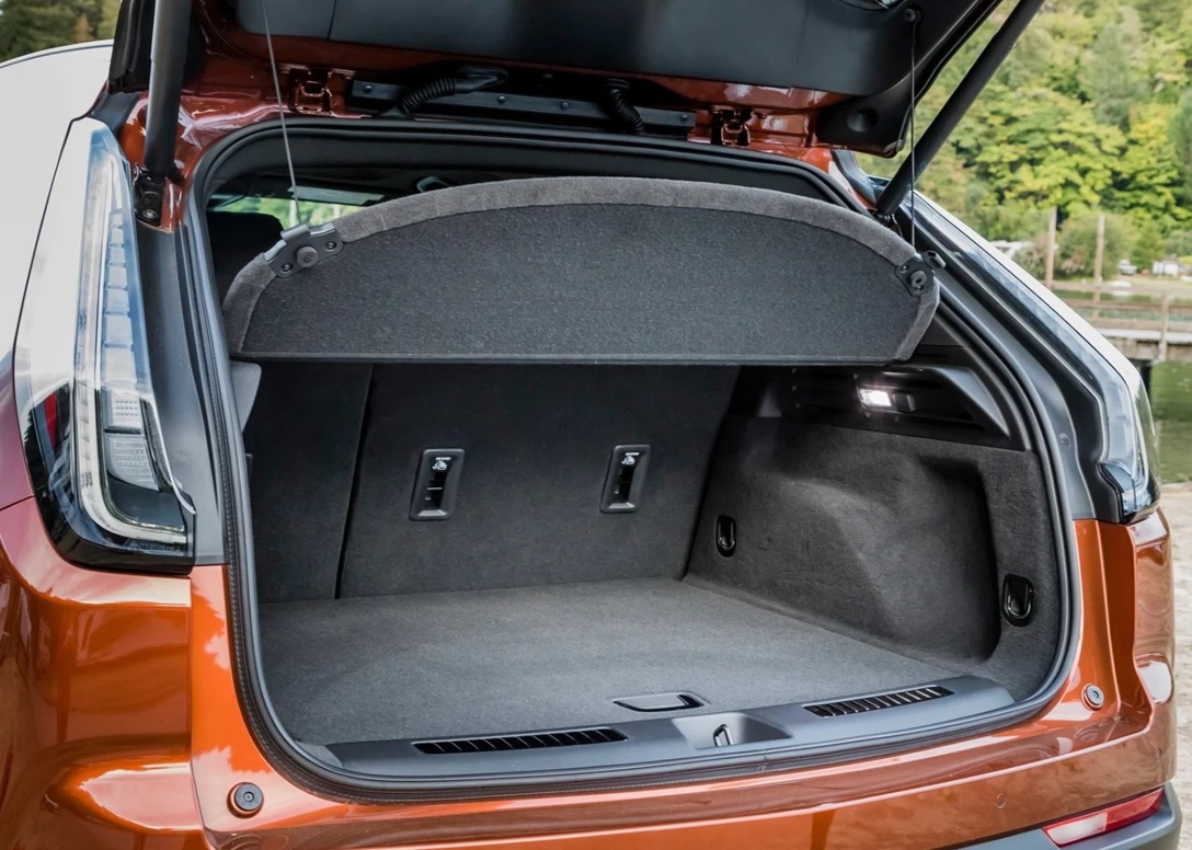 1604164-Cadillac-XT4 9.jpg