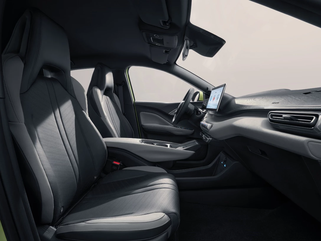 1709138-03、DOLPHIN SUER_LHD_Interior_Front cabin space_download_JPG_5000PX_RGB.jpg