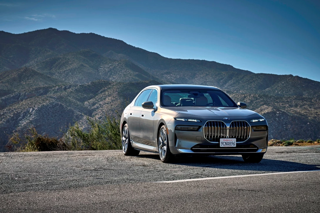 1670766-BMW i7 xDrive Oxid Grey_056.JPG