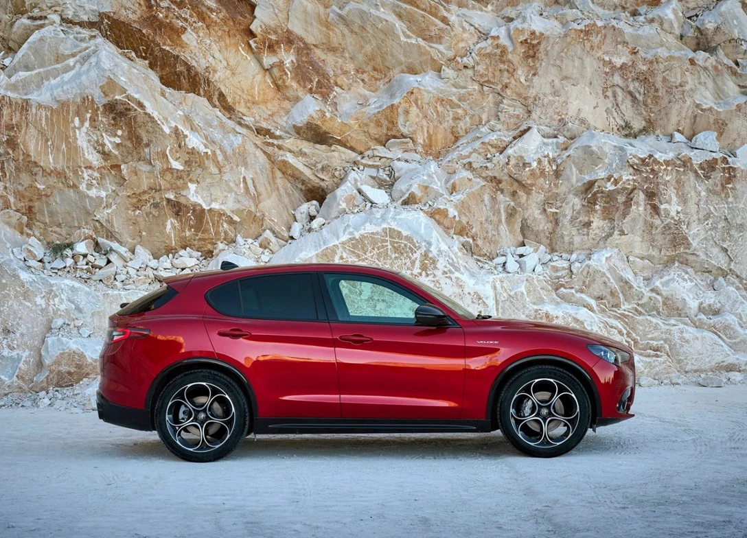 1693193-Alfa_Romeo-Stelvio-2024-01.jpg