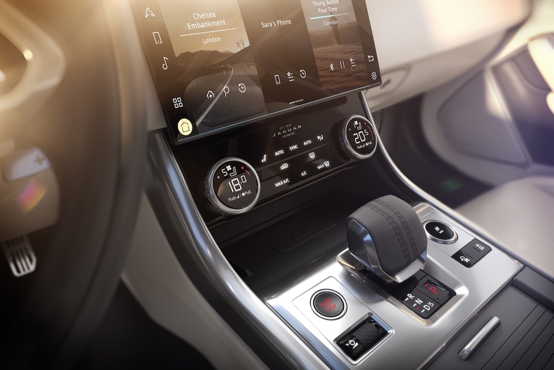 1635496-יגואר XF מתיחת פנים - 6.jpeg