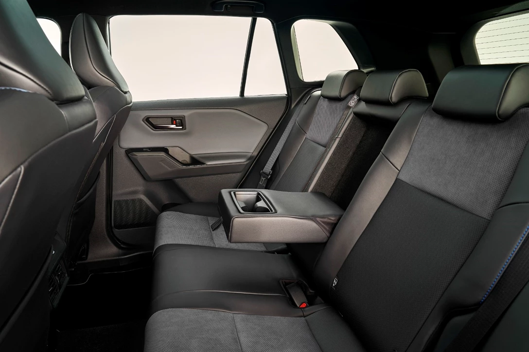 1709081-2026-all-newrav4-interior-011.jpg