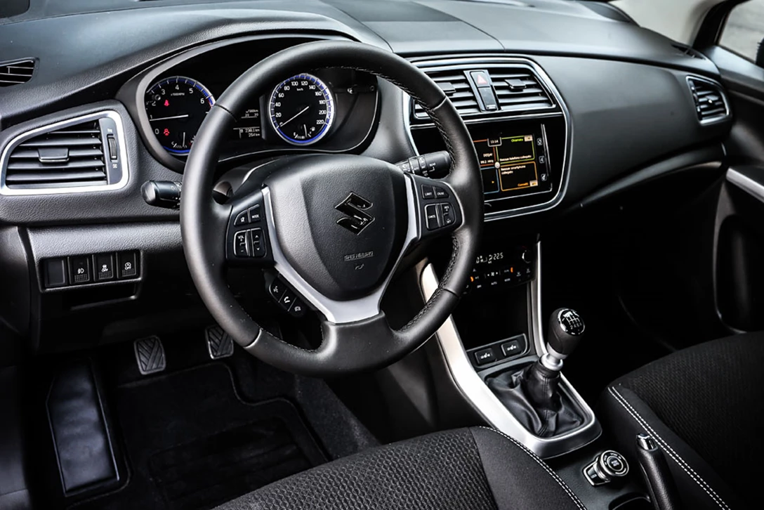 1649648-suzuki_sx4_s-cross_interior-38-970px.jpg