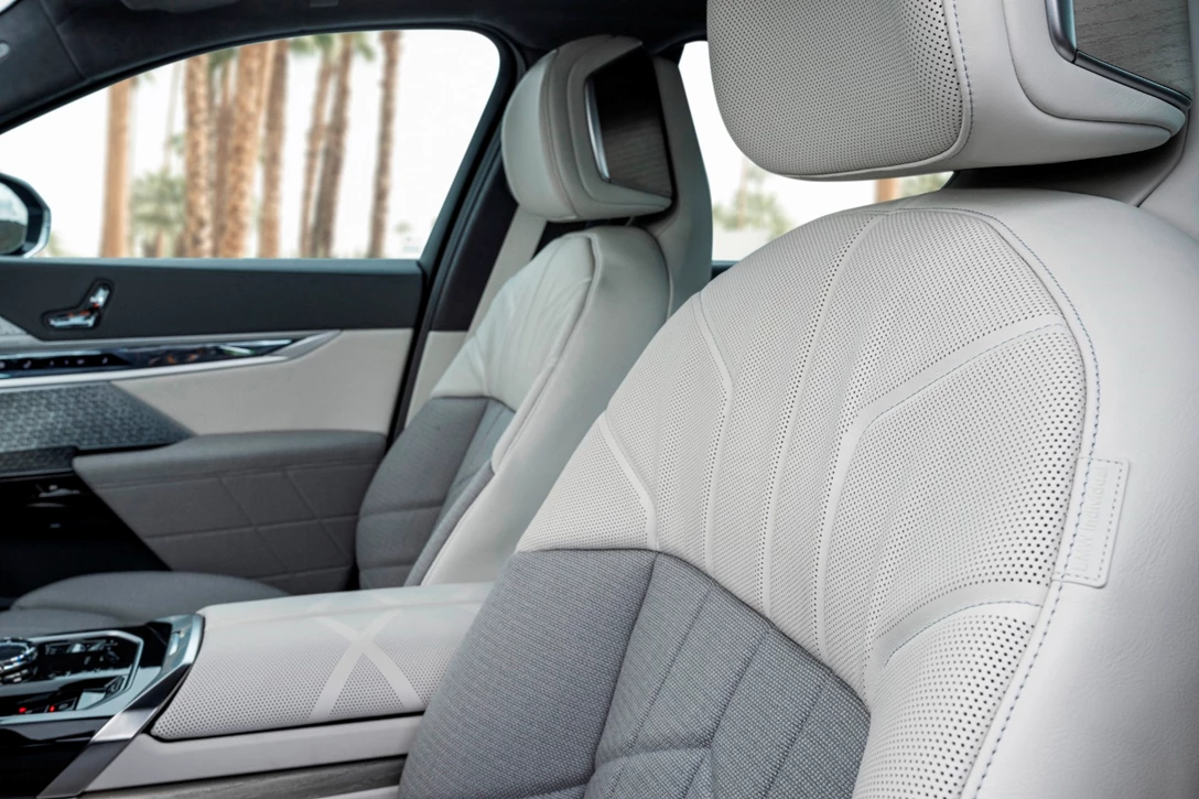 1670776-BMW i7 xDrive Oxid Grey_075.JPG