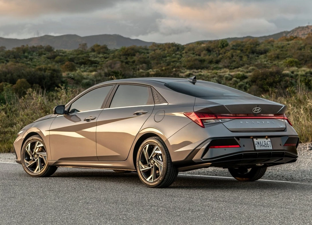 1693095-Hyundai-Elantra-Hybrid-2024-03.jpg