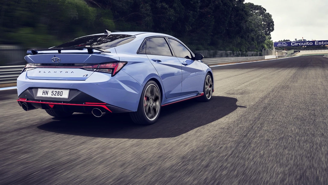 1685147-hyundai-elantra-n-debuts-circuit-driving-rear-low_jpg-min.jpg