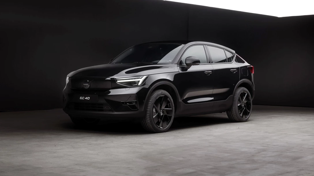 1693403-324093_Volvo_EC40_Black_Edition-min.jpg