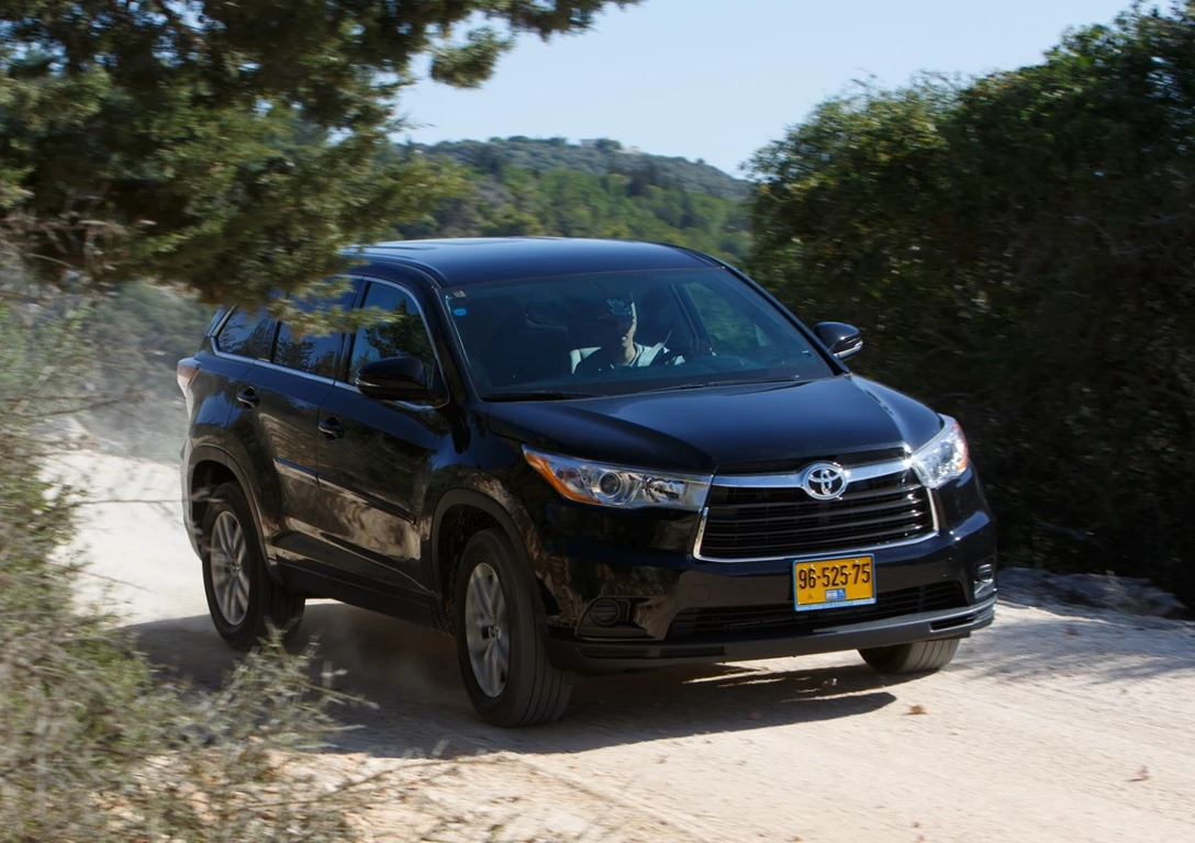 1659375-Toyota-Highlander-2015-05.jpg