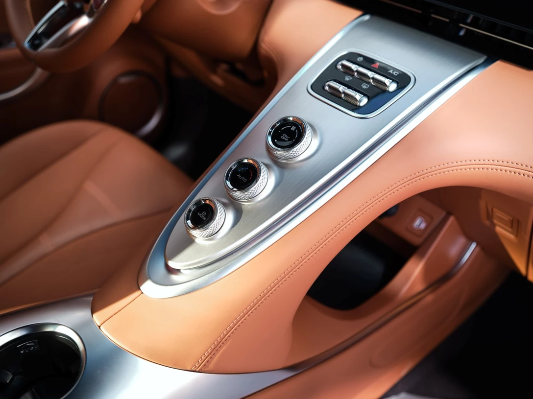 1695424-ORA_The Next Ora Cat_Center Console-min.jpg