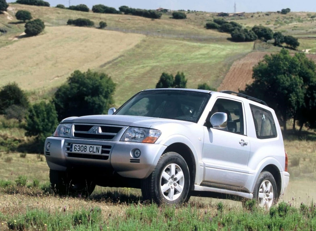 1606836-Mitsubishi-Pagero-2001-2005-04.jpg
