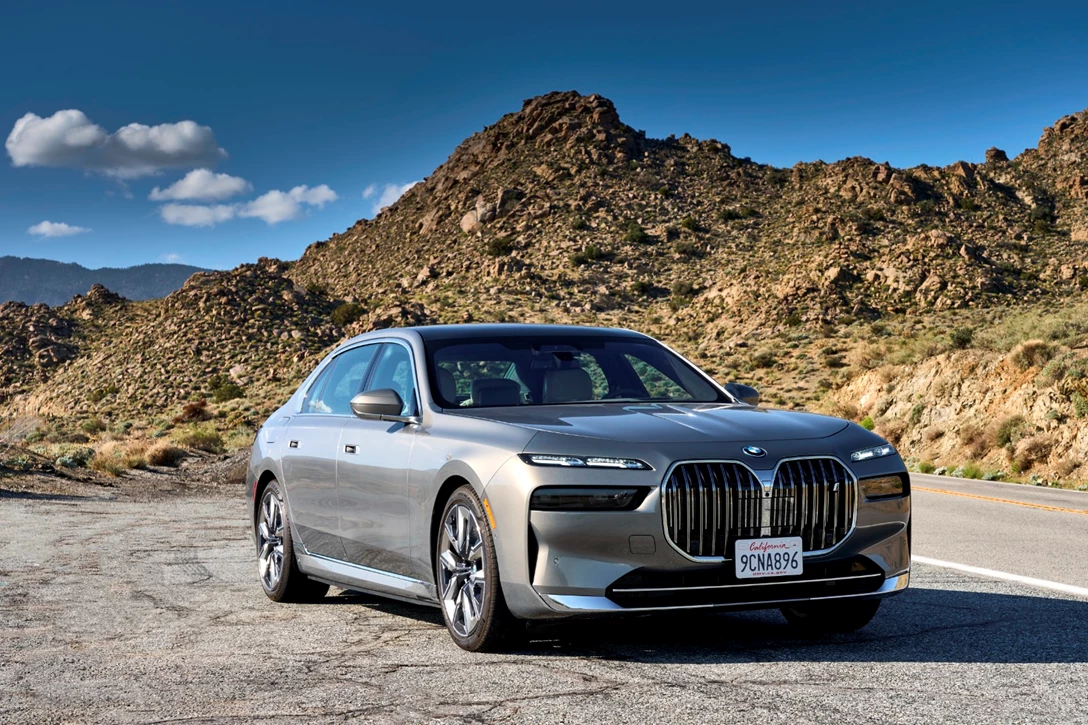 1670768-BMW i7 xDrive Oxid Grey_055.JPG