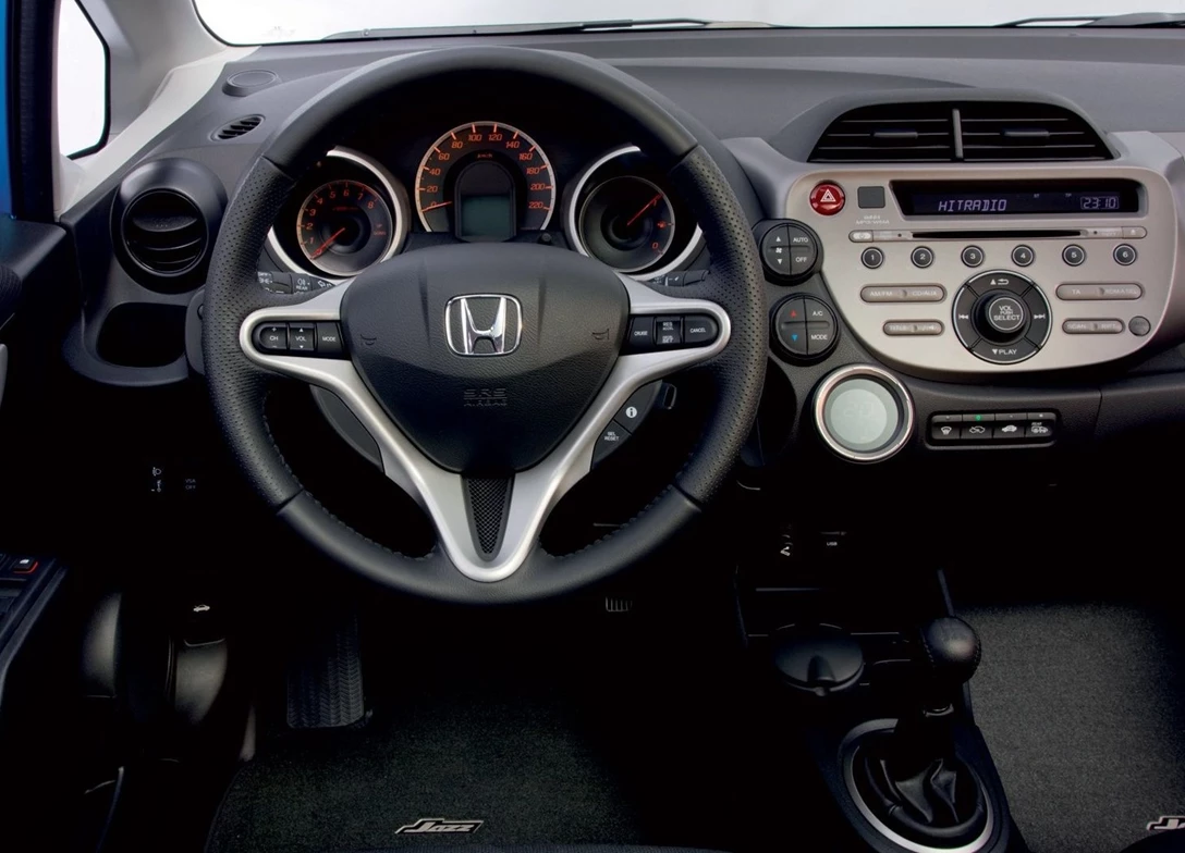 1658101-Honda-Jazz-2014-08.jpg