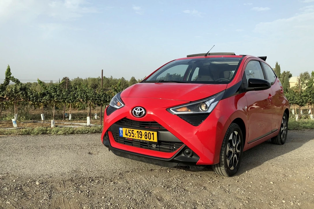 1606436-טויוטה אייגו מתיחת פנים גג נפתח (6).jpg