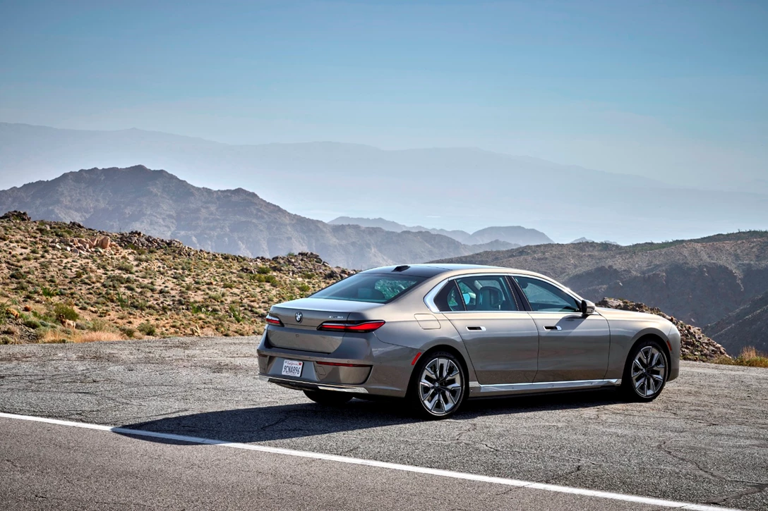 1670769-BMW i7 xDrive Oxid Grey_063.JPG