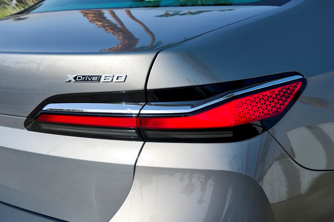 1670771-BMW i7 xDrive Oxid Grey_065.JPG