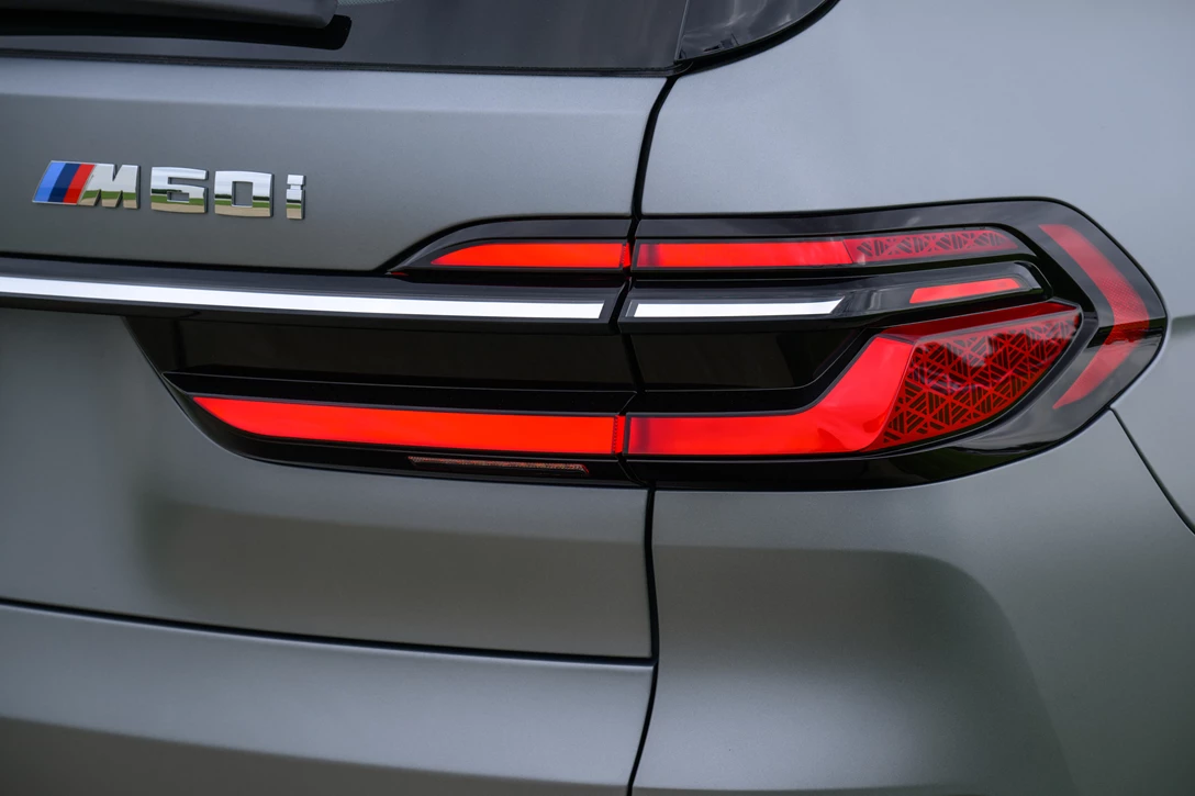 1670015-BMW X7 M60i Frozen Pure Grey062.jpg