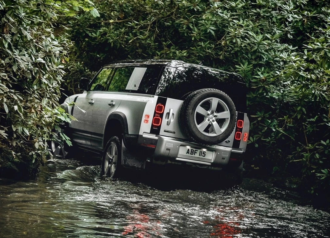 1639610-Land_Rover-Defender_110-05.jpg