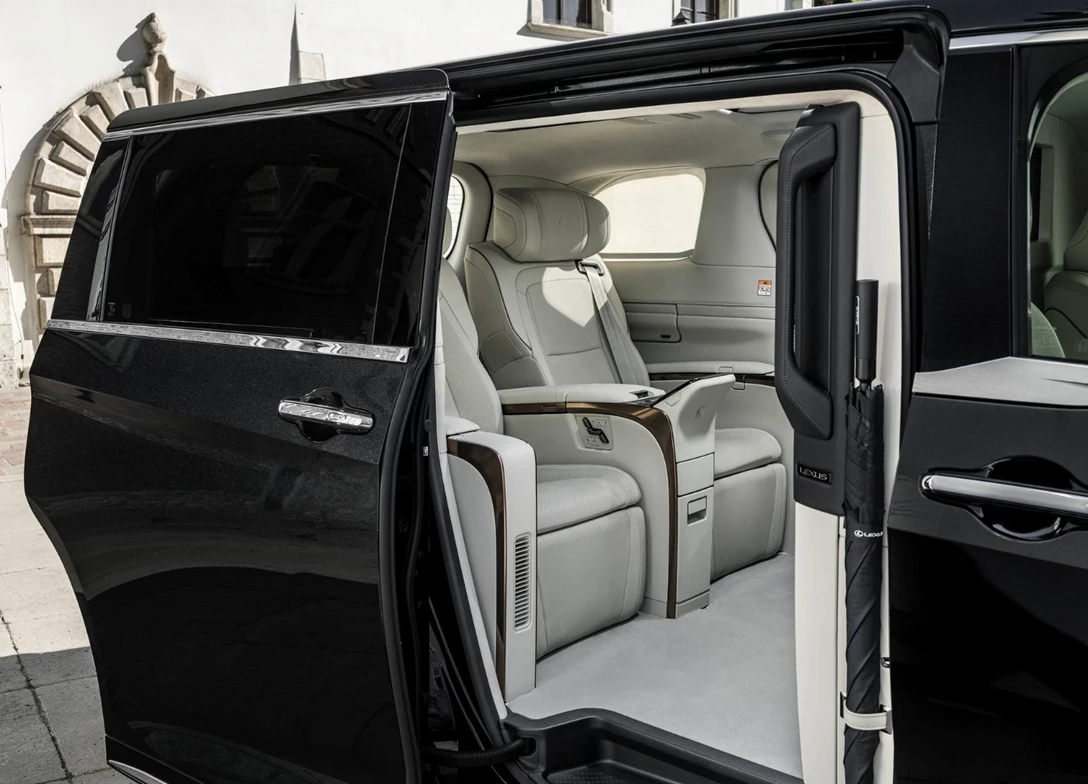 1701926-Lexus-LM-2024-10.jpg