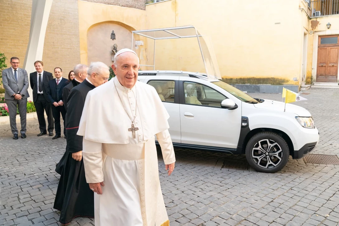 1626248-LEAD - GROUPE RENAULT DELIVERS AN EXCLUSIVE DACIA TO POPE FRANCIS (3).jpg
