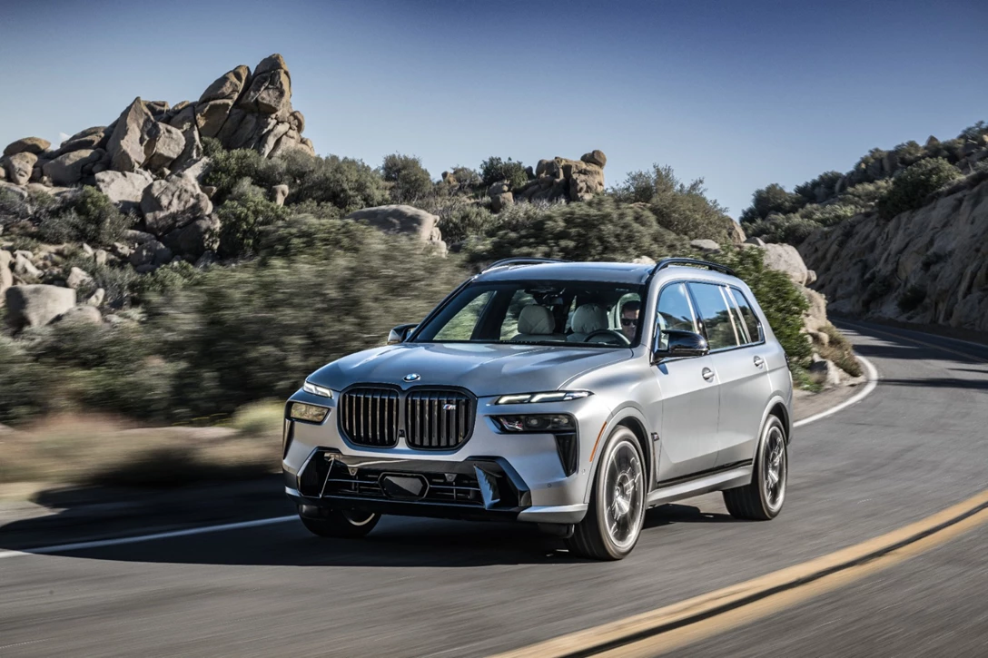 1670253-BMW X7 40i frozen grey084.jpg