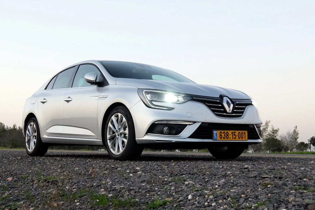 1611142-רנו מגאן גרנד קופה - מבחן דרכים (1.3 ל') (1).JPG