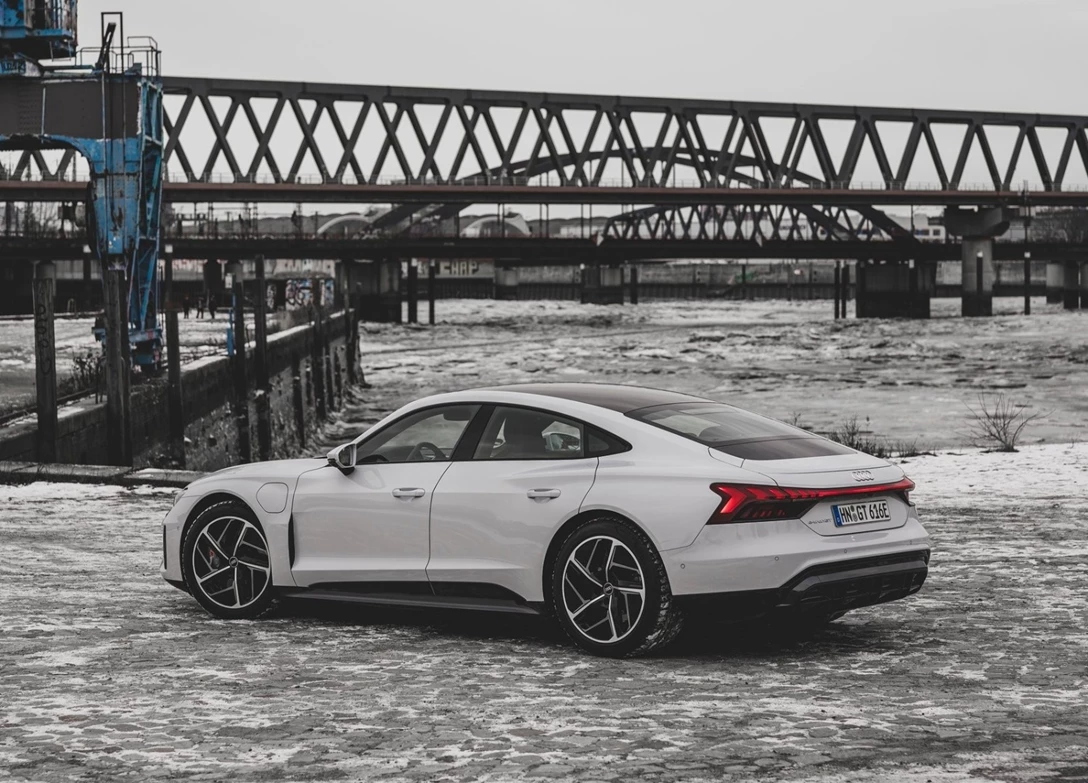 1683444-Audi-e-tron_GT_quattro-2023-03.jpg
