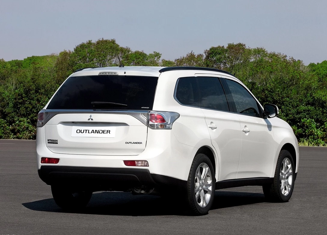 1638700-Mitsubishi-Outlander-2015-04.jpg