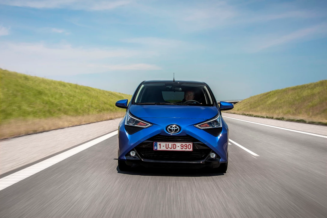 1597140-AYGO_Blue_008.JPG