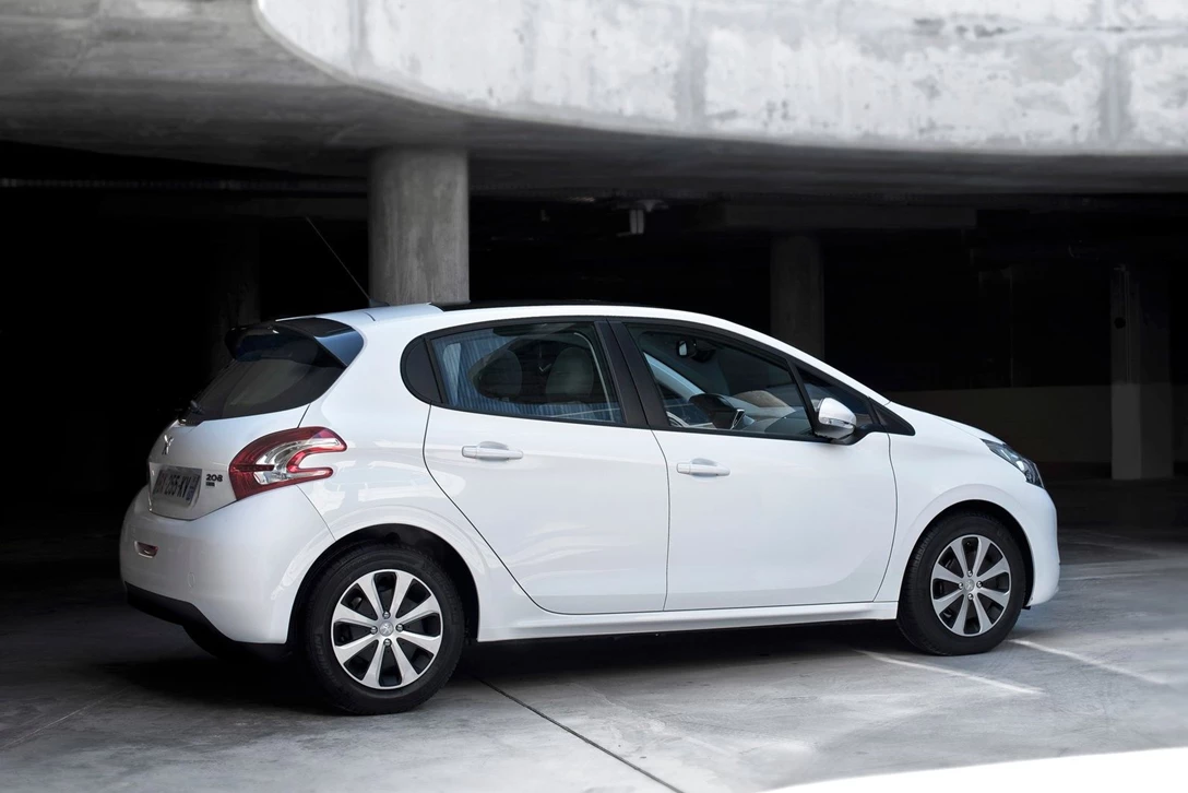 1608655-Peugeot-208-2013-1600-31.jpg