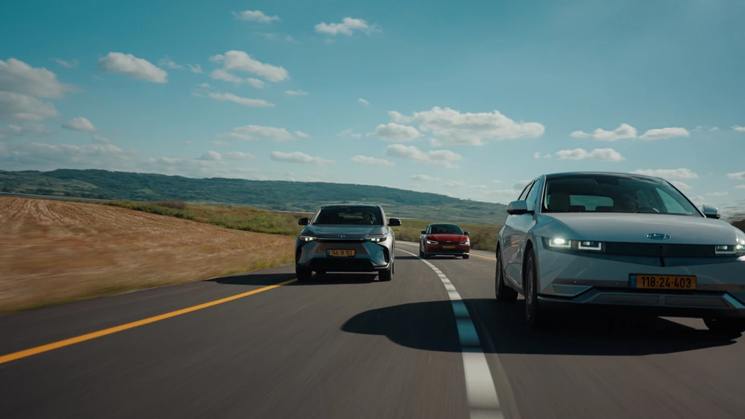 1681647-Hyundai IONIQ 5 vs Skoda Enyaq vs KIA EV6 vs TOYOTA BZ4X - 2023.02_09_15_23.Still212 copy.jpg